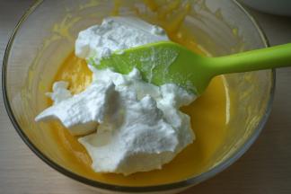 取三分之一蛋白糊入蛋黄糊中；