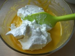 取三分之一蛋白糊入蛋黄糊中；