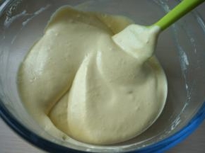 继续用上下翻拌、切拌的手法混合均匀，呈细腻有光泽的蛋糕糊；