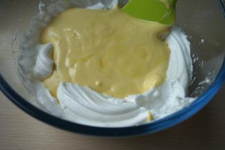 用上下翻拌、切拌的手法混合均匀，再倒回到蛋白糊盆中；