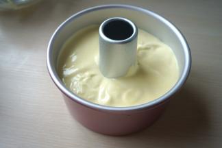 将蛋糕糊倒入6寸中空活底模具中，端起模具约10公分左右高，震动三四下，将内部的大气泡震出，但也不要过度震，防止消泡；