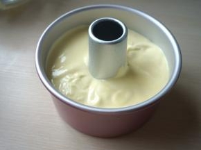 将蛋糕糊倒入6寸中空活底模具中，端起模具约10公分左右高，震动三四下，将内部的大气泡震出，但也不要过度震，防止消泡；