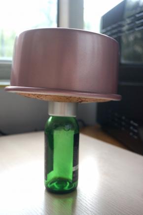 出炉后端起模具轻震三四下，将内部的空气震出，然后倒插在空瓶子上，利于散热，彻底凉后脱模。