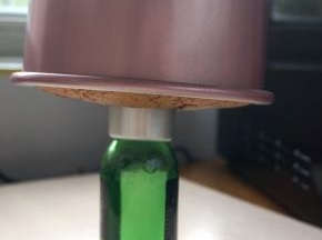 出炉后端起模具轻震三四下，将内部的空气震出，然后倒插在空瓶子上，利于散热，彻底凉后脱模。