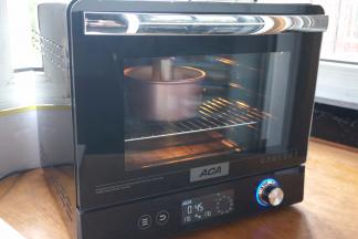 将蛋糕模具送入预热好的烤箱中层，开始烘烤，45分钟；