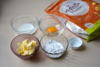 甜派皮材料准备好：低筋面粉120克，糖粉25克，盐1/8小匙，无盐黄油65克，蛋黄15克，牛奶15克；这个用量可以做一个7-9.5寸的派皮