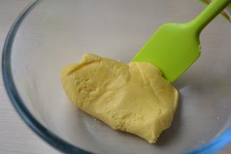 用刮刀将蛋黄与粉粒混合成面团，不要过度搅拌按压，成团就可以了