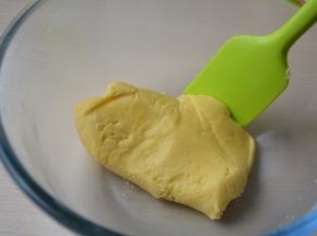 用刮刀将蛋黄与粉粒混合成面团，不要过度搅拌按压，成团就可以了