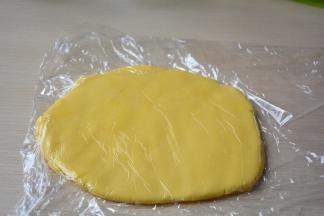 将面团放在保鲜膜上，用手按压成厚约7、8毫米的薄片，然后入冰箱冷藏至少30分钟以上