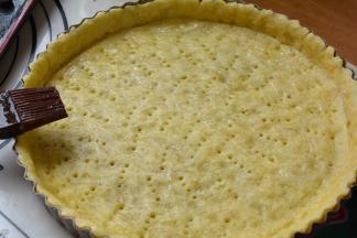 烤10分钟后，将烤箱暂停，派盘取出，静置两分钟后，将锡纸和烘焙石移走，派皮上刷一层蛋清