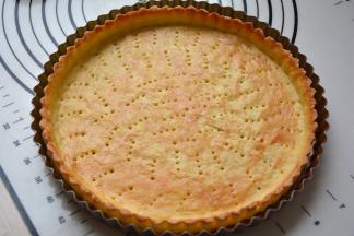 烤好的派皮颜色金黄，放在派盘中自然晾凉