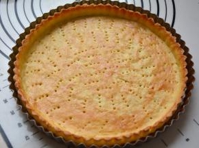 烤好的派皮颜色金黄，放在派盘中自然晾凉