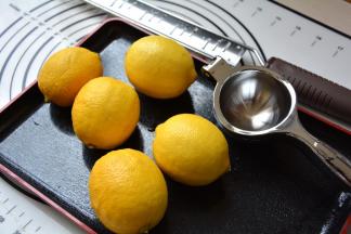 柠檬奶油馅制作前，先来准备几个柠檬，用盐水将柠檬表皮搓洗，再冲净