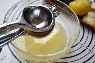 再用柠檬挤压器挤出150克的柠檬汁