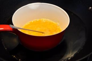 鸡蛋加细砂糖打散，隔水加热，让砂糖完全融化