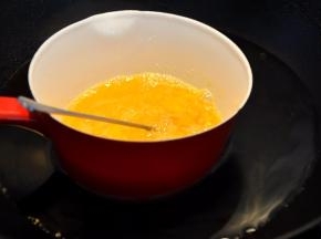 鸡蛋加细砂糖打散，隔水加热，让砂糖完全融化