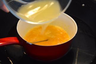 将柠檬汁倒入蛋液中，不停搅拌