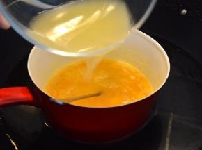 将柠檬汁倒入蛋液中，不停搅拌