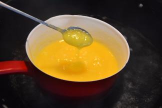 火可以适当加大，让水沸腾起来，这样鸡蛋液能很快成熟变粘稠