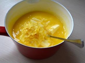 将鸡蛋液锅端离热水，将柠檬屑和黄油投入其中，迅速搅拌融化
