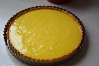 将晾凉的柠檬奶油液倒入派皮中，表面摊平，盖个高点的盘子送入冰箱冷藏2小时左右