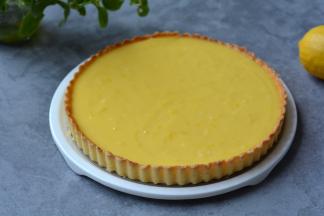 冷藏后的柠檬奶油派脱模，阳光般的亮丽、清新
