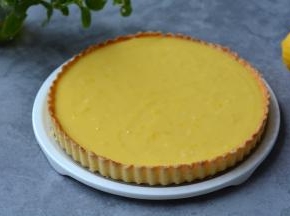 冷藏后的柠檬奶油派脱模，阳光般的亮丽、清新