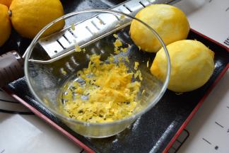 用柠檬刨丝器将一个半的柠檬黄皮削下来，里面的白肉不要削下来