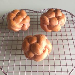 烤好的面团放网架上放凉