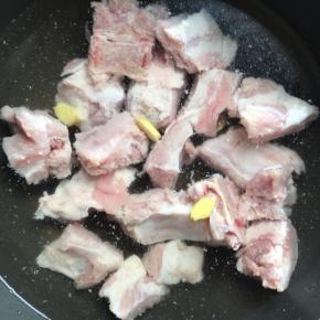 排骨先用清水泡1小时，中途换一次水，洗干净，放入锅内，倒入干净的清水，切一点姜片放进去，再倒入一瓶盖料酒，打开火，排骨汆水