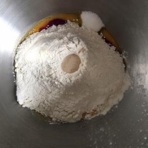 倒入高筋面粉，中间挖一个小孔，倒入干酵母粉，启动mix档，开始和面