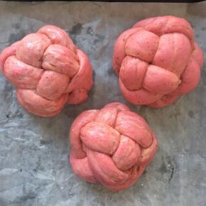 发酵到原面团的2-2.5倍，刷上一层薄薄的牛奶，烤箱提前预热180度，上下火，入面团中层烤15分钟