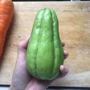 这个就是佛手瓜啦，佛手瓜，又名安南瓜、寿瓜、丰收瓜、洋瓜、捧瓜……属于葫芦科，以云南、贵州、浙江、福建、广东、四川、台湾最多。佛手瓜的形状像合十的两手，有祝福之意，并且，我很喜欢横切之后，切片就是花朵的形状很漂亮，煮得软软的佛手瓜真的很好吃～