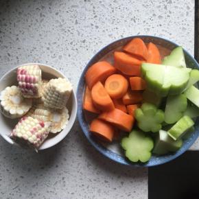 蔬菜洗干净，切块，佛手瓜的切片很漂亮哦，天然的花朵形状