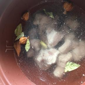 紫砂锅内加入水位之间的清水，盖上盖子，开启慢炖，3小时