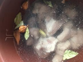 紫砂锅内加入水位之间的清水，盖上盖子，开启慢炖，3小时