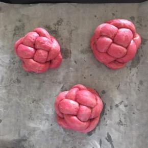 放入铺了油纸的烤盘内，喷上一点清水，放入烤箱发酵50分钟