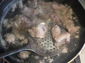 然后捞起排骨