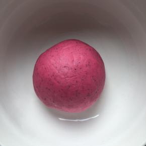 滚圆面团放在容器内，盖上湿毛巾，烤箱内最底层放盛上水的烤盘，面团连同容器一起放置在中层烤网上，烤箱发酵档发酵1个小时