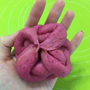 从背后收口捏紧一下