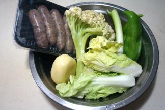 菜花、土豆、尖椒洗净，香肠准备好