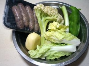 菜花、土豆、尖椒洗净，香肠准备好