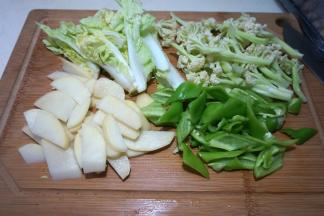 菜花拆分小朵，土豆去皮切片，尖椒切菱形块；（白菜芯切块，可以忽略，因为最后忘记放了）