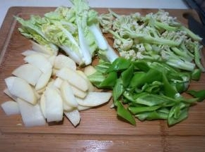 菜花拆分小朵，土豆去皮切片，尖椒切菱形块；（白菜芯切块，可以忽略，因为最后忘记放了）