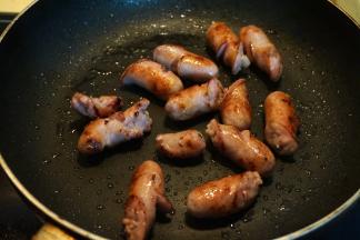 煎锅中倒少许油，将珍妮香肠一分为二段，每段上再拉个花刀，入油锅中煎熟，冻着时候切，刀口会整齐漂亮，我的化冻时切的，所以不好看了