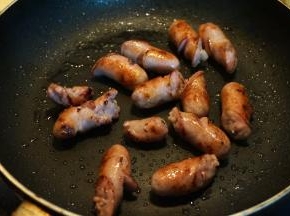 煎锅中倒少许油，将珍妮香肠一分为二段，每段上再拉个花刀，入油锅中煎熟，冻着时候切，刀口会整齐漂亮，我的化冻时切的，所以不好看了