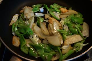 先放葱花煸炒出香味，再放尖椒块煸炒变色