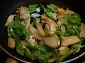 先放葱花煸炒出香味，再放尖椒块煸炒变色