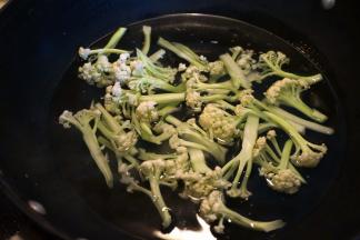 煎香肠时，另起一锅将菜花焯一分钟后捞出