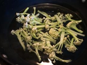 煎香肠时，另起一锅将菜花焯一分钟后捞出